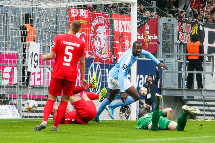 CFC-Stürmer Tarsis Bonga (32) trifft zum 2:0.