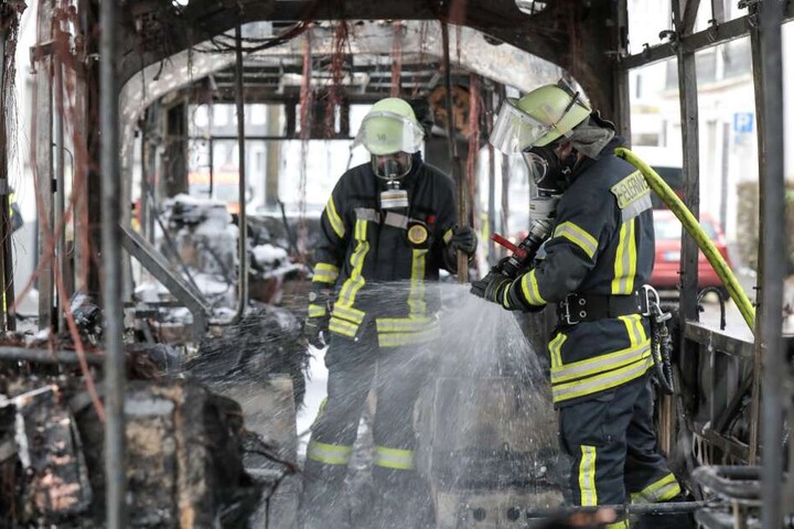 Die Feuerwehr konnte das Haus und den Bus löschen