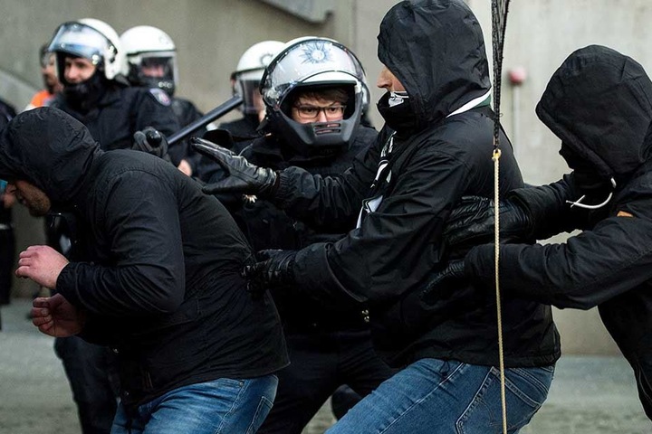 Polizisten verhinderten den Sturm von Gladbach-Ultras in den Innenraum.