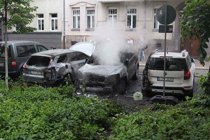 Die nebenstehenden Fahrzeuge wurden durch die starke Hitzeeinwirkung ebenfalls beschädigt.