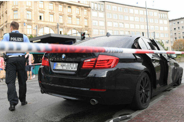 Mit diesem schwarzen BMW waren die Einbrecher zunächst geflüchtet.