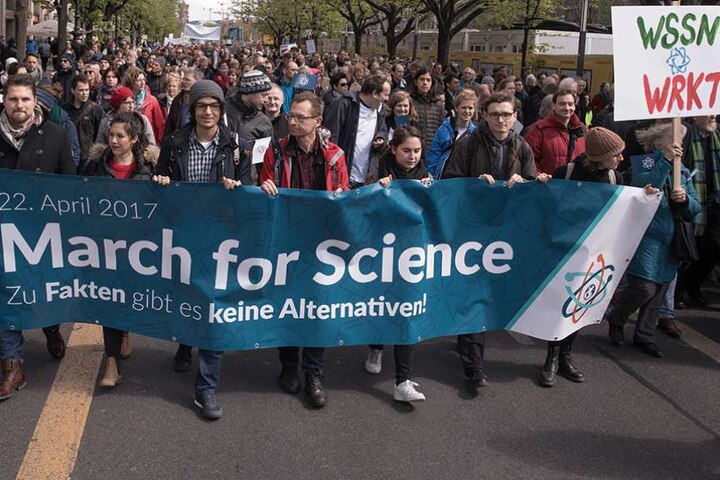 Weltweit gehen Forscher, Dozenten und Studenten auf die Straße um eine freie Wissenschaft und faktenbasierte Politik zu fordern.