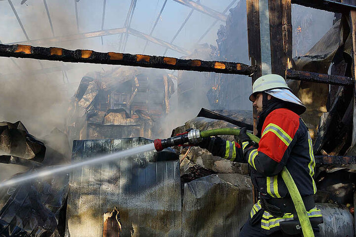 Die Feuerwehr löscht bereits seit Mittwochnachmittag.