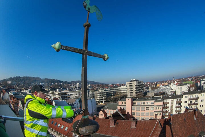Die Arbeiter mussten hoch hinaus, um den Blitzableiter anzubringen.