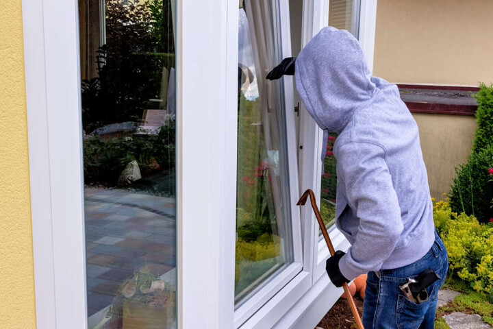 Illegal verschafften sich auch die Täter in Aubitz Zutritt zum Wohnhaus und flüchteten anschließend mit einer großen Menge Bargeld. (Symbolbild)