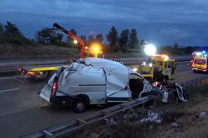 Während der Bergungsarbeiten war die A14 zwei Stunden lang gesperrt.