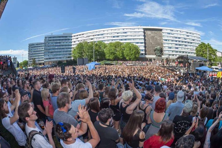 Am 11. Juni 2017 spielten Kraftklub ein kostenloses Open Air Konzert in Chemnitz, mitten auf der Brückenstraße vor dem Karl-Marx-Monument.