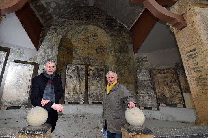 Oberbürgermeister Uwe Rumberg (59, CDU) und Denkmalpfleger Eberhard Kammer vor Freitals ältestem Kulturschatz. Im Hintergrund der Grabstein des Zaren-Vorfahren Christoph von Zeutsch (†1603, l.).