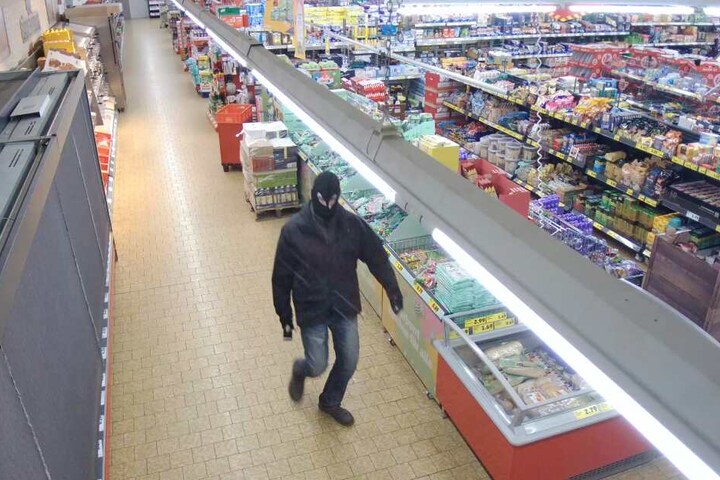 Der Täter trug eine schwarze Skimaske.