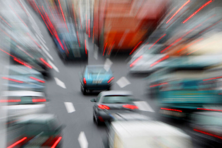 Ein Autofahrer war in einen Lkw gekracht. (Symbolbild)