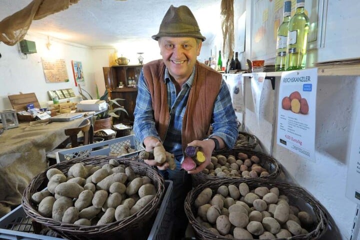 Bauer Ulrich Gündel (56) aus Rotschau fährt zur Grünen Woche und zeigt seine Urkartoffeln.