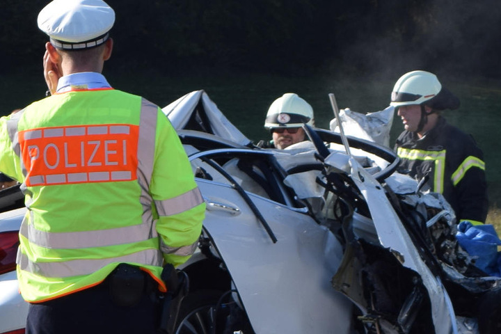 Schwäbisch Gmünd: BMW-Fahrer stirbt nach Crash mit LKW.