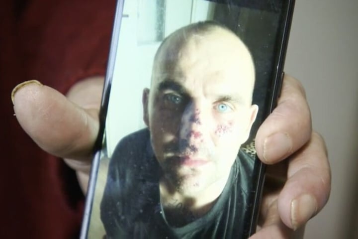 Karin zeigt ein Foto ihres Sohnes auf dem Handy. So soll er ausgesehen haben, nachdem er sich mit einem Obdachlosen geprügelt hatte.