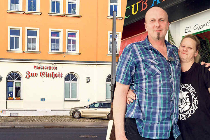 Jörg Rokitta mit seiner Lebensgefährtin Kathrin vor seiner Bar "El Cubanito" am Ballermann auf Mallorca.