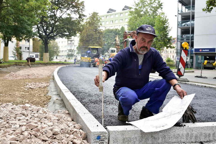 Vorarbeiter Peter Krauß kontrolliert die Belagstärke.