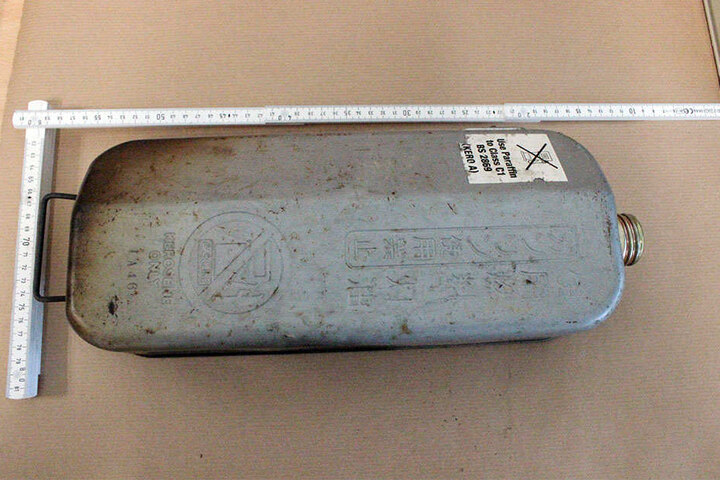 Ein Petroleumbehälter wurde an der Hütte gefunden.