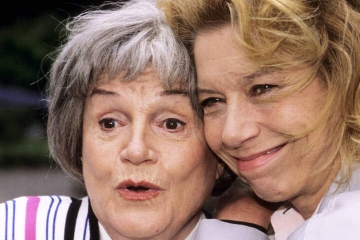 Komödiantisch zeigte sich Gisela May in der ARD-Erfolgsserie "Adelheid und ihre Mörder" als Evelyn Hamanns (re.) "Muddi".