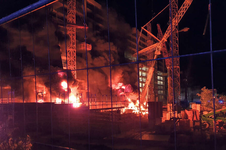 Anfang Oktober hatten Unbekannte zwei Kräne auf der Großbaustelle an der Prager Straße angezündet. Einen Monat später wurde eine Immobilienmanagerin in ihrer Wohnung angegriffen. Die Polizei bittet nun um Hinweise zu beiden Vorfällen und hat dazu eine Bel