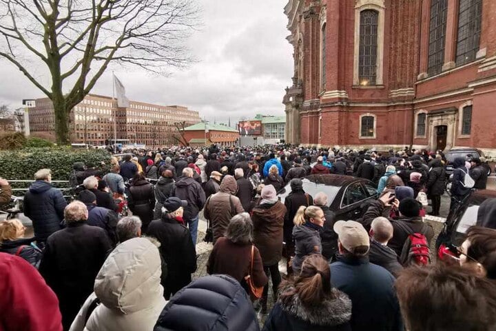 Hunderte Fans stehen vor dem Michel.