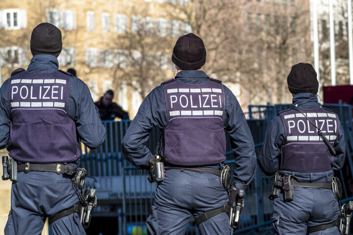 Die Polizei nahm drei junge Männer fest (Symbolbild).