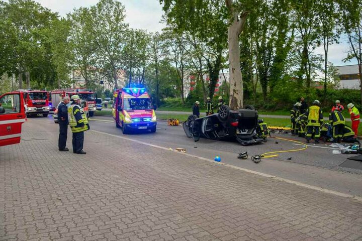 Rettungskräfte mussten die Fahrerin aus dem Wrack befreien.