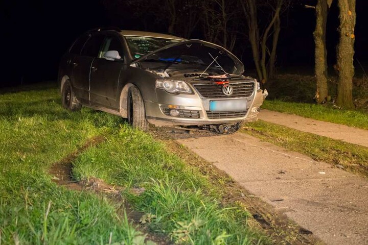 Spuren am Unfallort deuten darauf hin, dass man den VW noch abschleppen wollte.