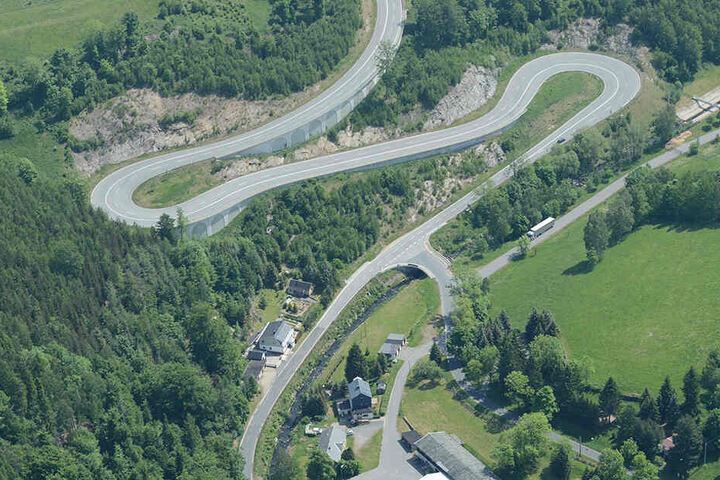 Solche Kurven wie auf der Strecke zwischen Lauenstein und der A17 ziehen Biker magisch an.