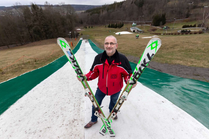 Skipistenbetreiber Jörg Hammer (54) hofft, dass seine Besucher auf die Textilpiste abfahren.