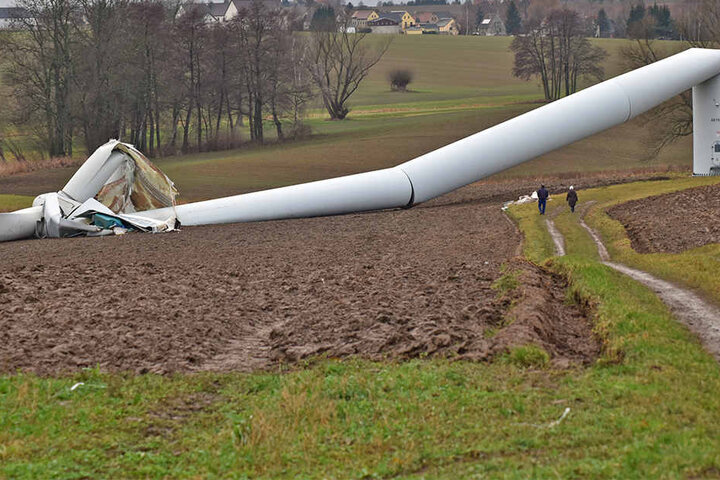 Wie ein abgeknicktes Streichholz liegt das Windrad auf dem Feld.