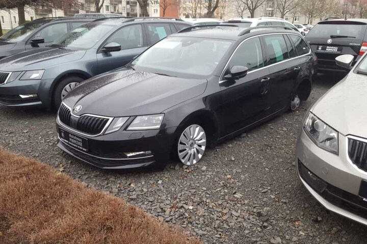 Der oder die Täter lehnten die Radkappen nach dem Abmontieren der Räder so ans Auto, dass man den Diebstahl zunächst nicht wahrnehmen konnte.