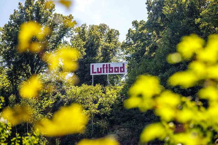 Das Luftbad Dölzschen liegt über der Tharandter Straße mit Blick auf Dresden.