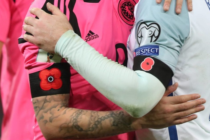 Trotz Fifa-Verbot liefen England und Schottland mit der Mohnblume auf. Sie ist das Symbol für den Armistice Day.