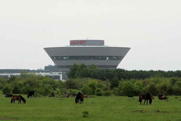 Vor dem Leipziger "Porsche-Ufo" (Kundenzentrum des Werks) grasen friedlich Exmoor-Ponys. Auch Auerochsen leben hier.