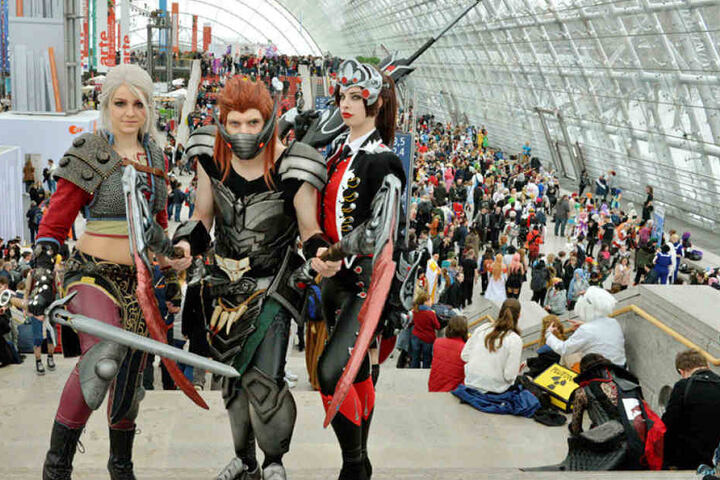 Anne (22), Adrian (22) und Lisa (18) kennen sich aus der Cosplay-Szene.