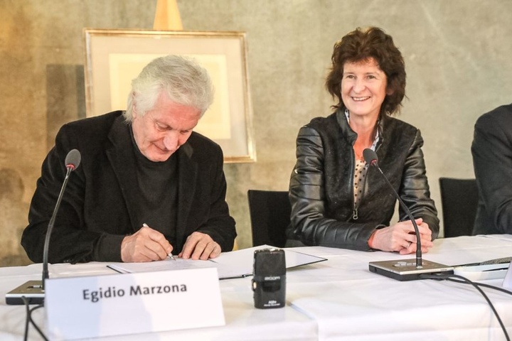 Egidio Marzona und Kunstministerin Eva-Maria Stange bei der Übergabe in Dresden.