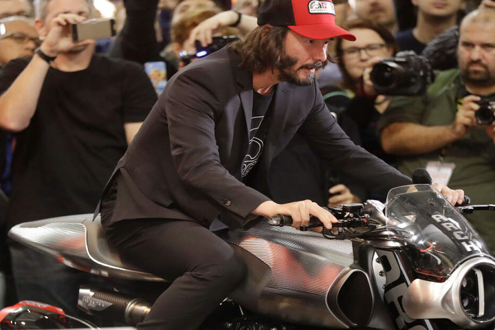 Keanu Reeves sitzt 2017 auf der EICMA-Motorradmesse in Mailand auf einem Arch H1-Motorrad.