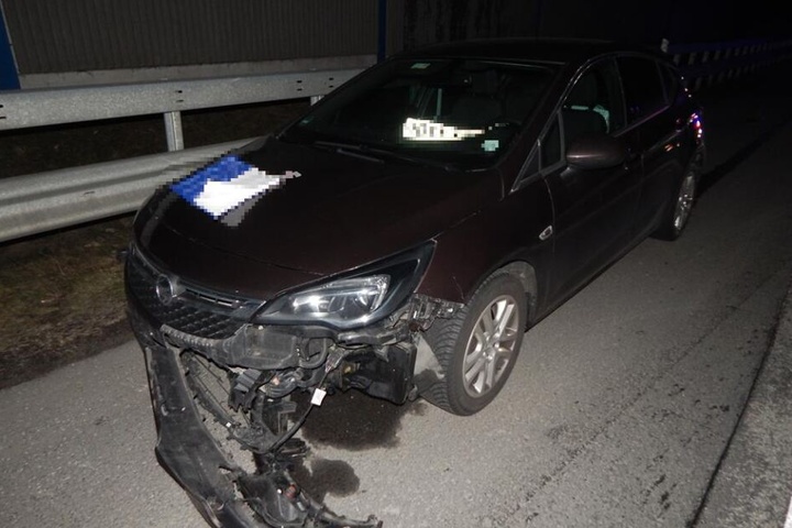 Frontschaden: Ein Opel steht demoliert auf der A3.