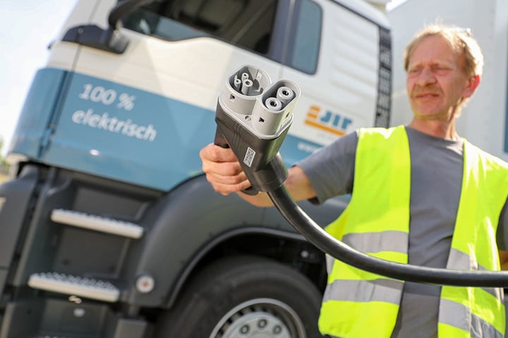 Bis zu 70 km Reichweite haben die Elektro-Brummis, dann heißt es wieder "Ran an die Dose".