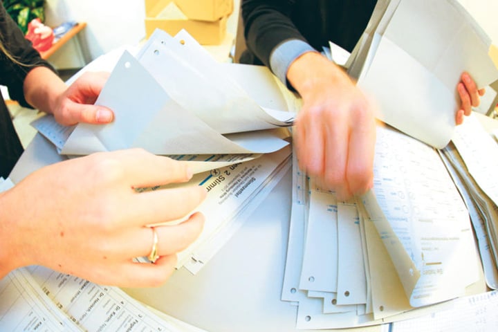 Beim Sortieren und Auszählen helfen alle Wahlhelfer mit.