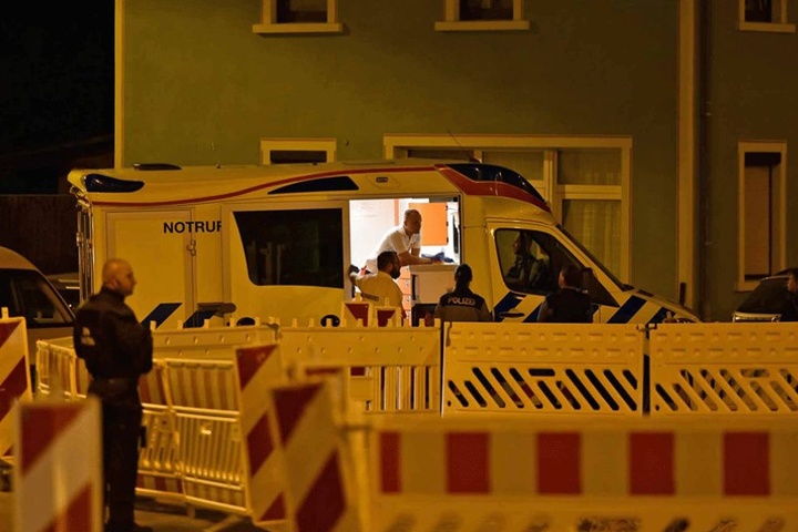 Ein Rettungswagen war im Einsatz, um Verletzte zu versorgen. Einer wurde von Neonazis bei der Anfahrt angegriffen.