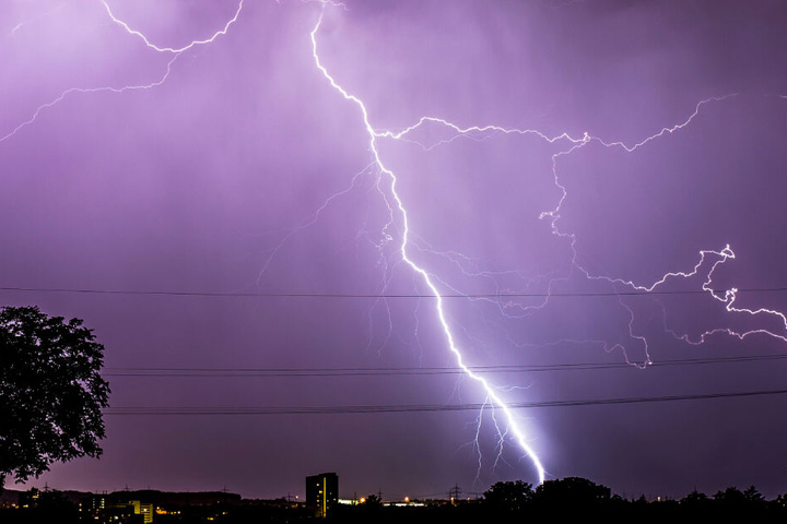 Vor allem im Osten steigt am Sonntag das Gewitter-Risiko. (Symbolbild)