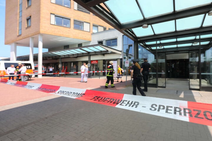 Vor der Klinik flattert das Absperrband der Feuerwehr.