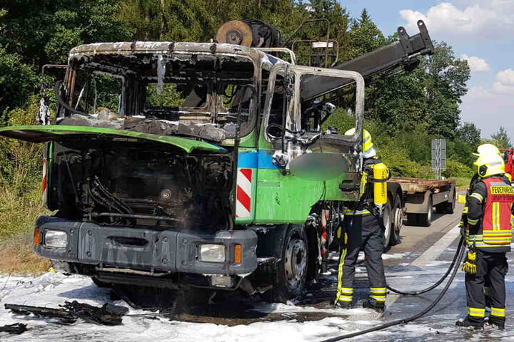 Das Fahrerhaus brannte komplett aus. Zum Glück saß der Fahrer selbst nicht mehr im Fahrzeug.