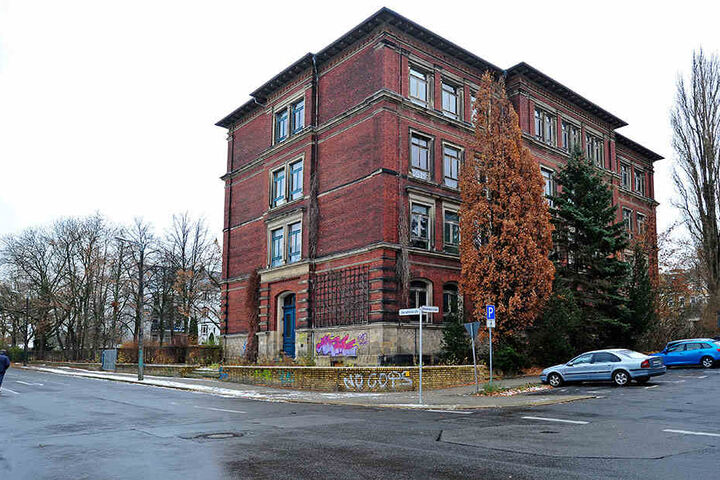 Die Dürer-Grundschule soll 2023 wieder in Betrieb gehen. Der Turnhallen-Neubau sorgt für Ärger.