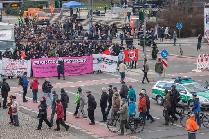 Am Abend traf eine Demo der Linksautonomen (hi.) auf einen der Chemnitzer
Friedenswege.
