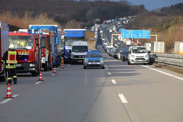 An der Unfallstelle bildete sich ein kilometerlanger Rückstau.
