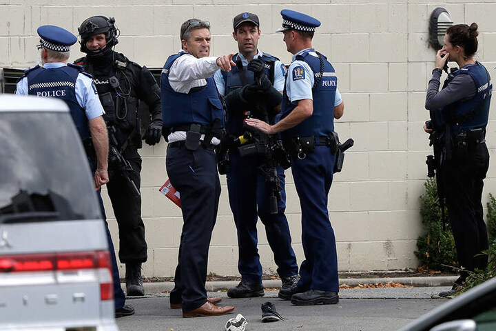 Die Polizei vor einer Moschee im Zentrum von Christchurch, Neuseeland.