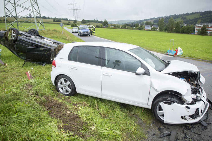 Mehrere Personen wurden bei dem Kreuzungscrash verletzt.
