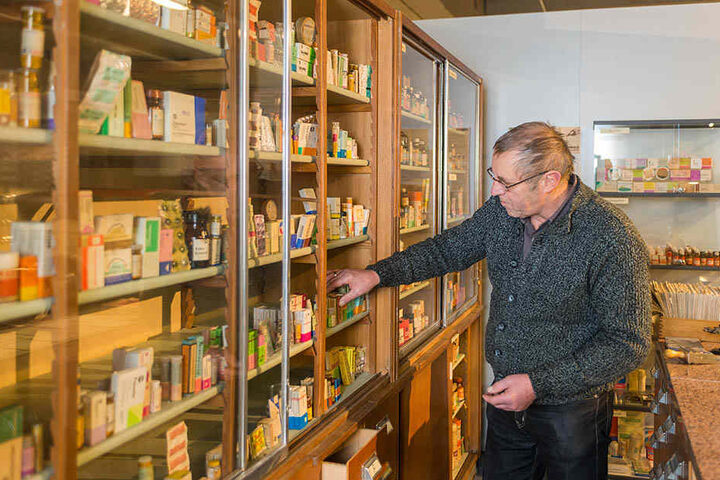Eckardt Guthmann (62) sortiert alte DDR-Medikamente in die ausgestellte Apotheke.
