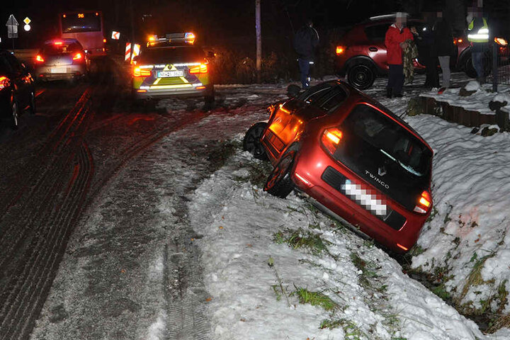 Der Renault Twingo rutschte in einen Graben.